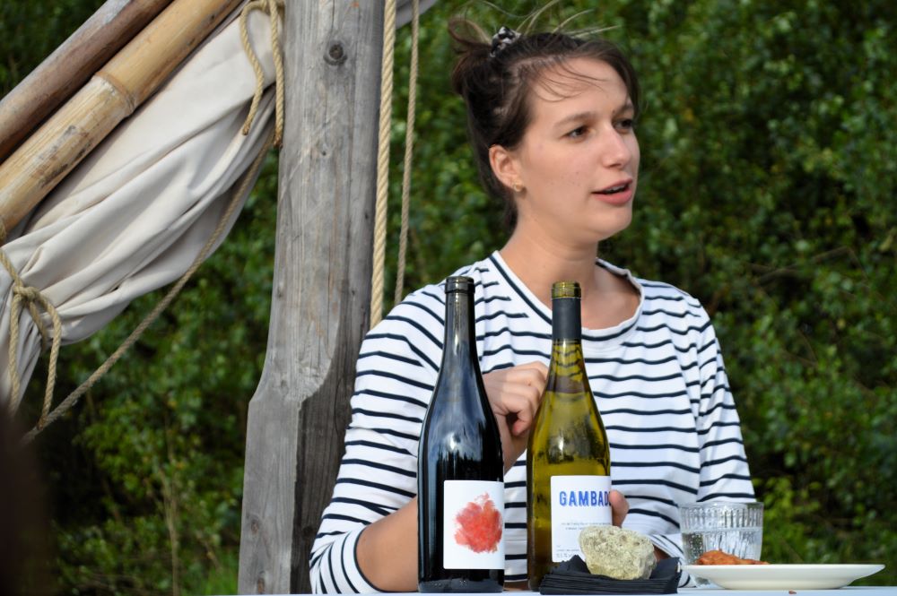 jeune femme présentant deux bouteilles de vin