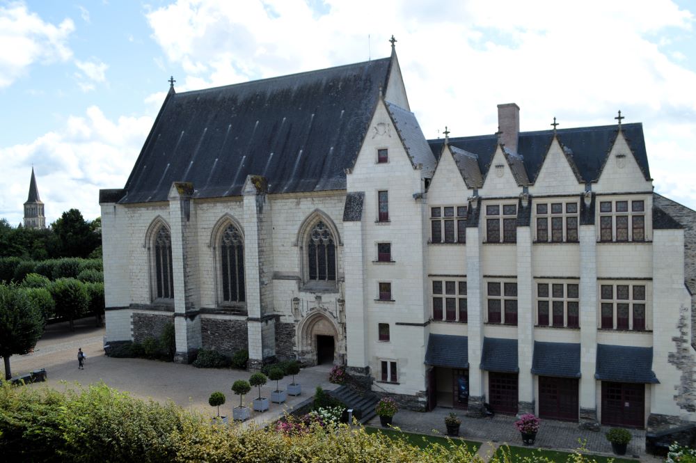 chapelle et logis seigneurial gothiques