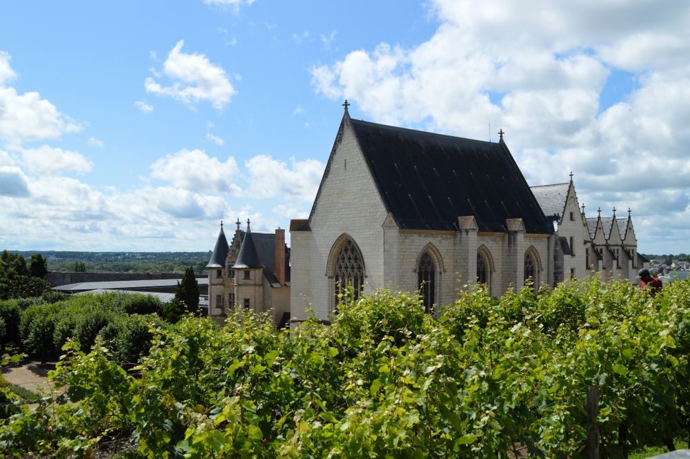 toit de chapelle gothique dépassant des arbres