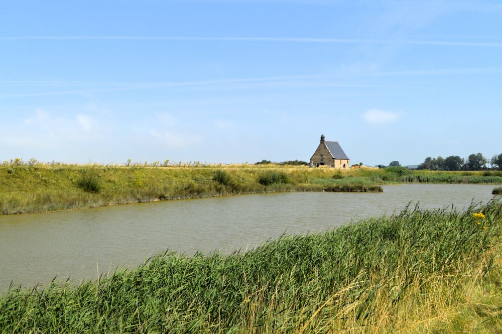 chapelle au bord d'un étang