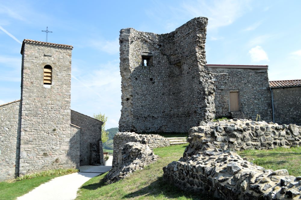 clocher d'église et ruine de tour médiévale