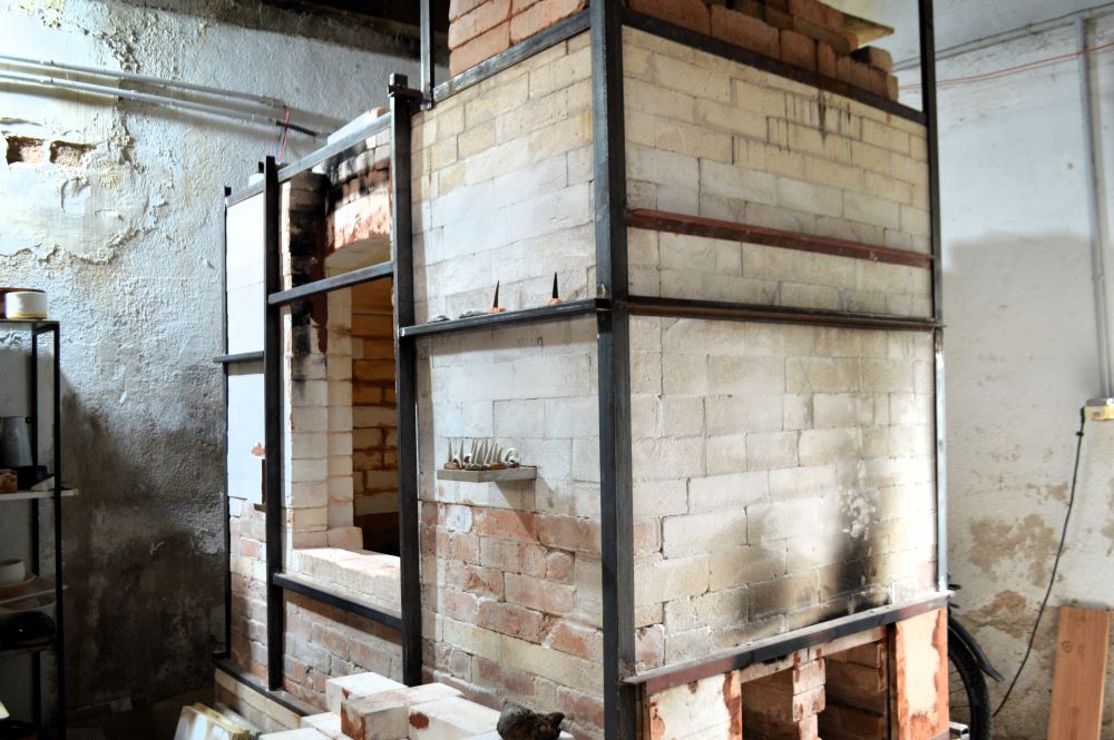 un four à poterie en briques 