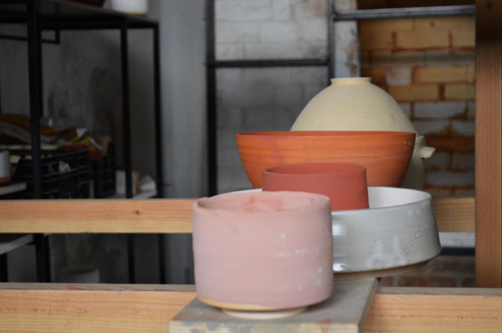 céramiques en train de sécher