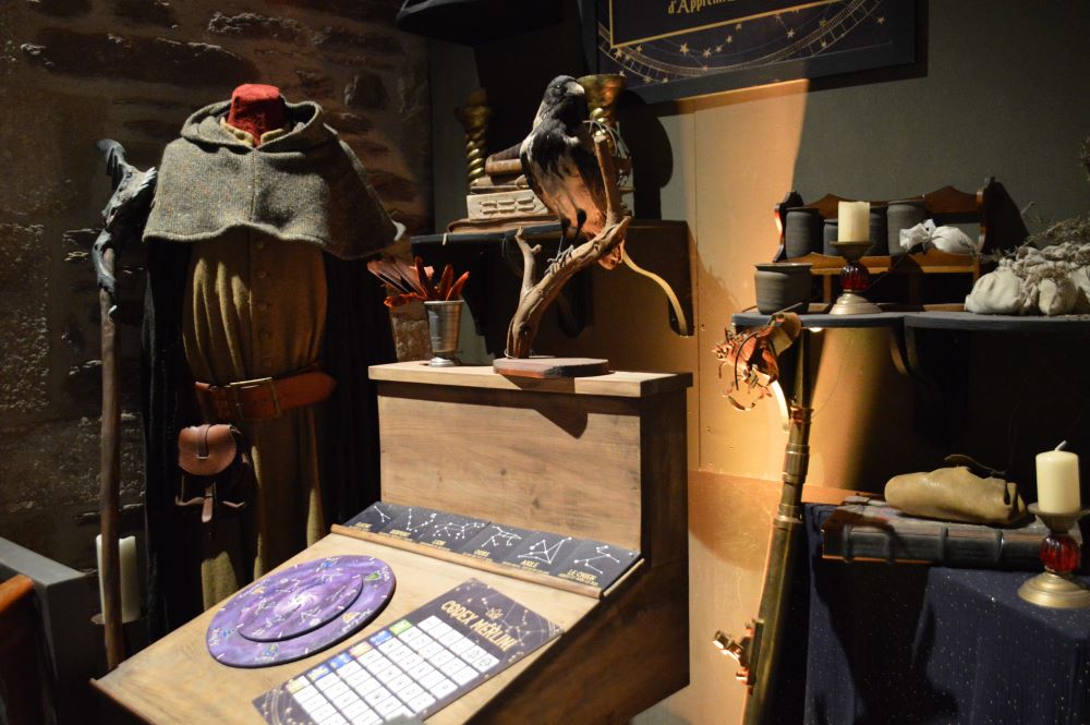 intérieur d'un atelier de sorcier avec grimoires, flacons et bougies