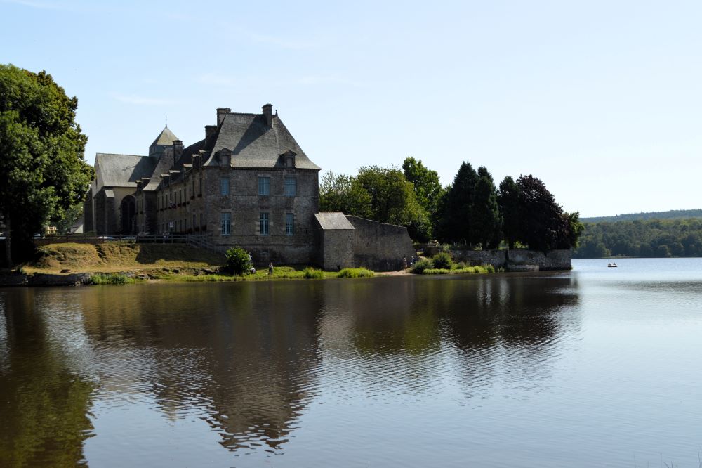 bâtiment ancien en pierre au bord d'un lac