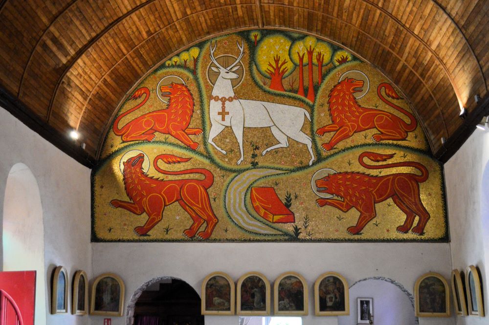 mosaïque représentant un cerf blanc auréolé au dessus d'une source et entouré de 4 lions rouge auréolés