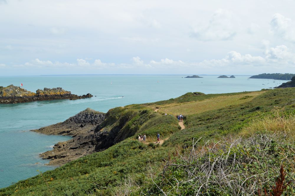 sentier de randonnée dans la lande en bord de mer