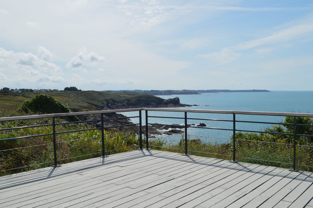 terrasse en bois avec vue sur la mer