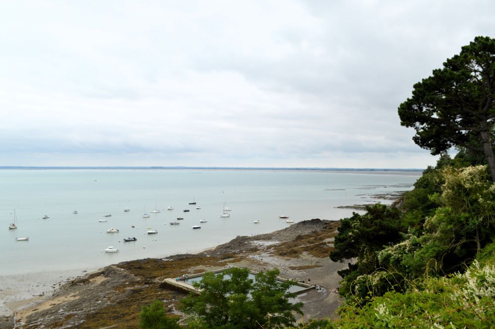 côte rocheuse à marée basse