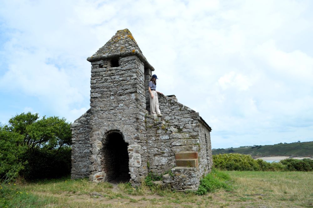 corps de garde en pierre avec une petite tour de guet