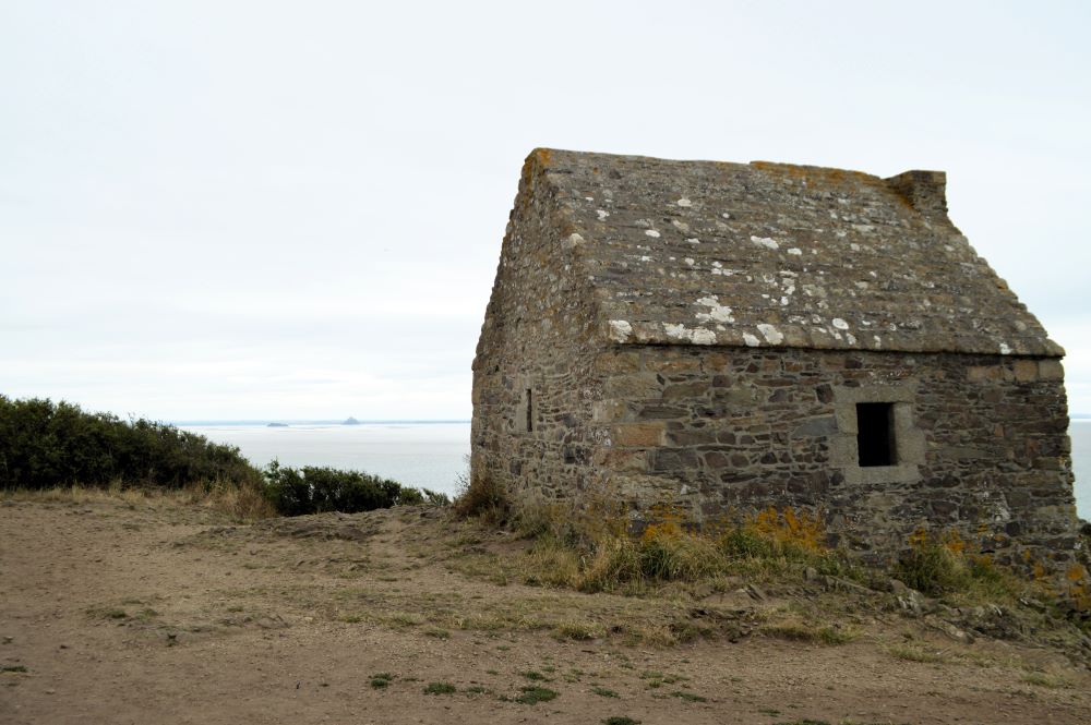 corps de garde en pierre dominant la mer