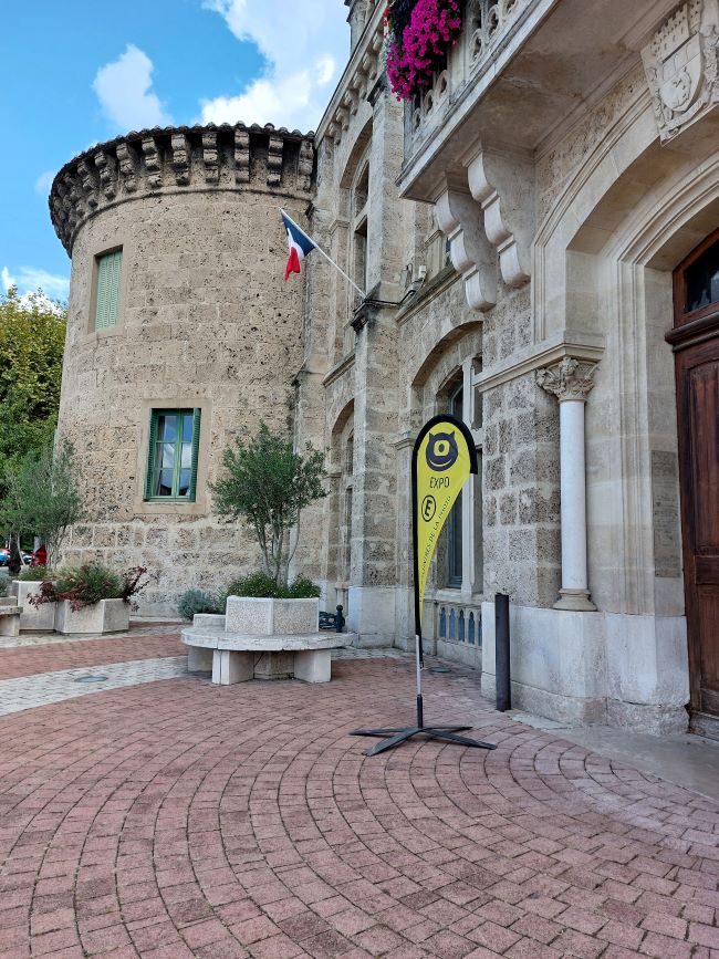 Entrée de bâtiment ancien en pierre