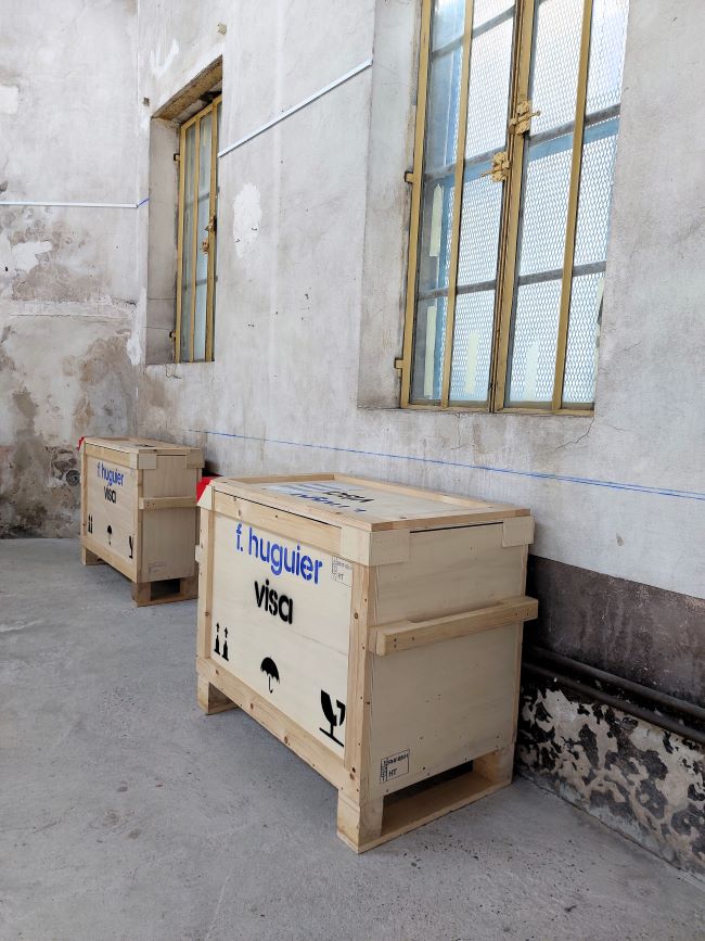 caisses de transport d'œuvres d'art dans un bâtiment industriel