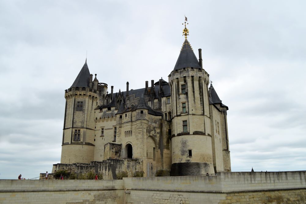 un château fort en pierres blanches