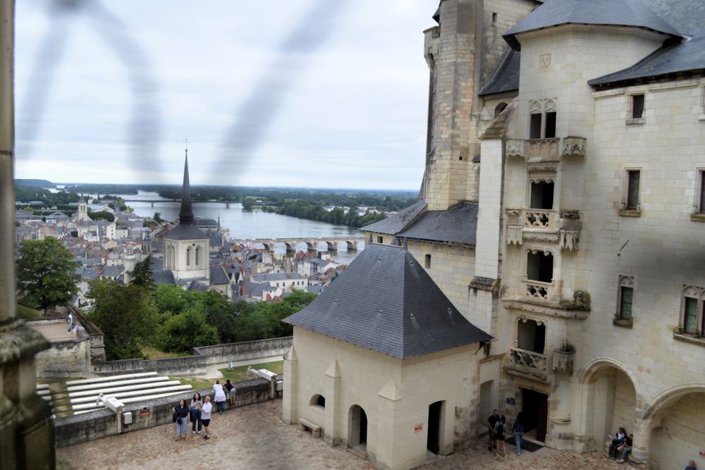 vue sur le fleuve et une cour de château