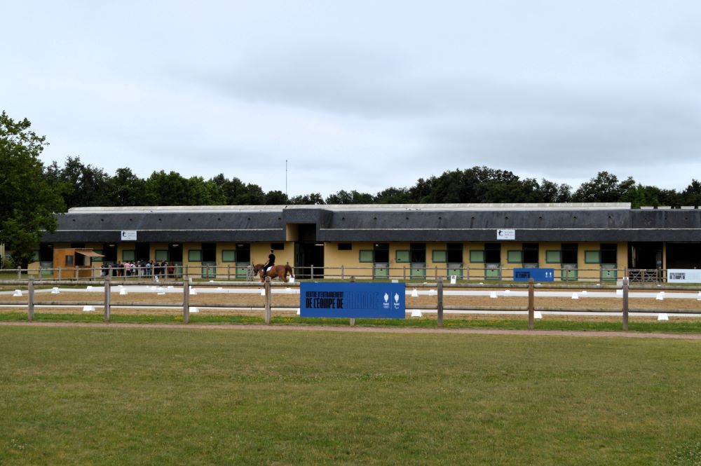 Ecuries et carrière de dressage