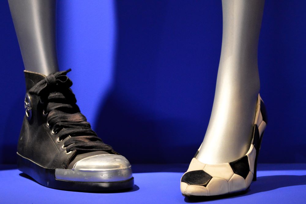 sneaker et escarpin ballon de foot