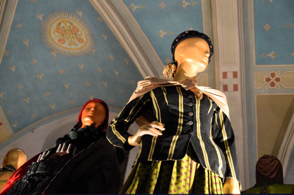 mannequins portant des vêtements désignés par Jean Paul Gaultier