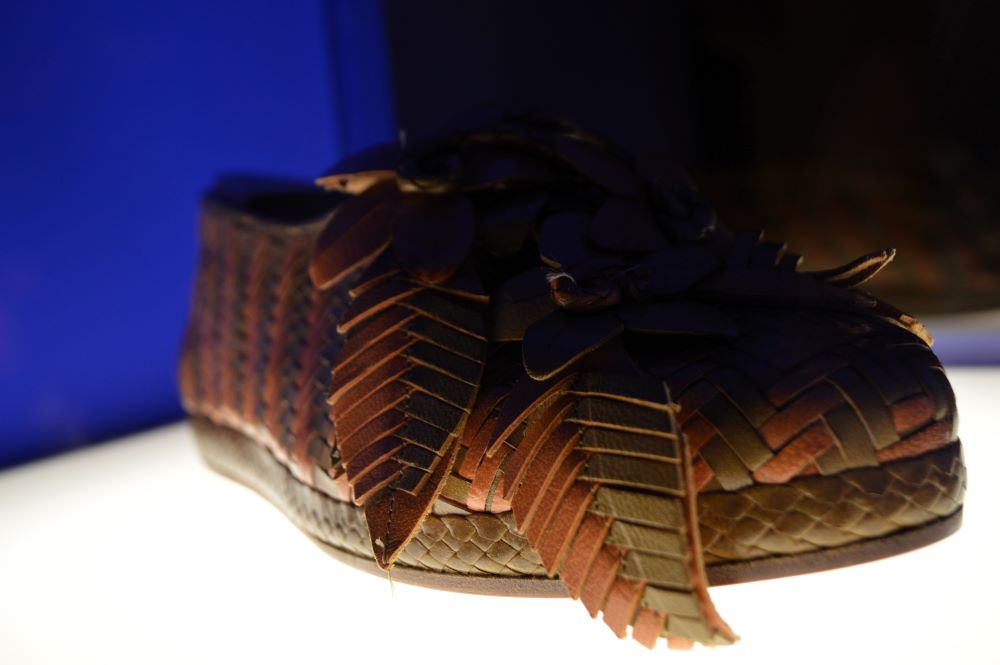 chaussure en cuir tressé