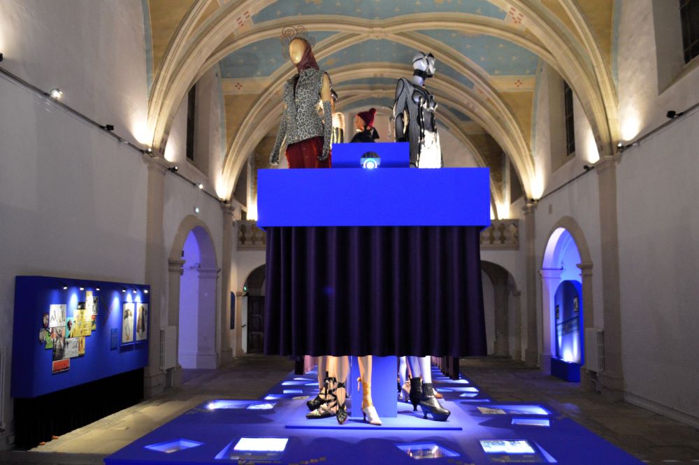 exposition de vêtements et chaussures dans une ancienne chapelle