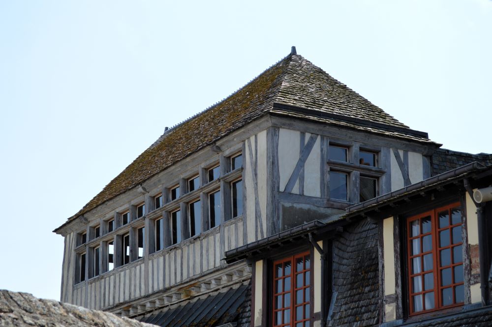 des maisons à pans de bois et toits en ardoise