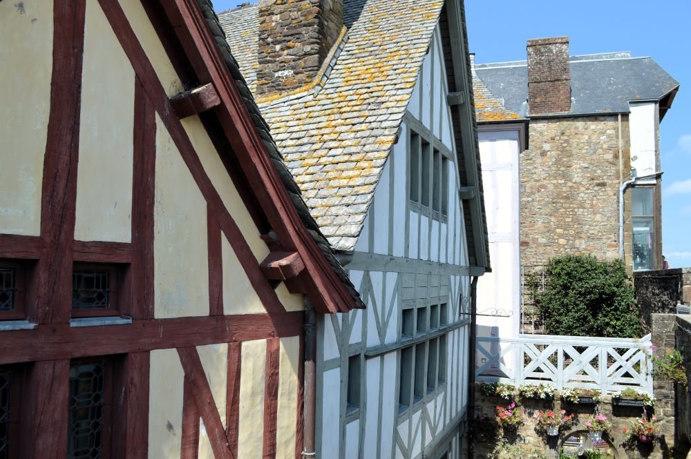 des maisons à pans de bois et toits en ardoise