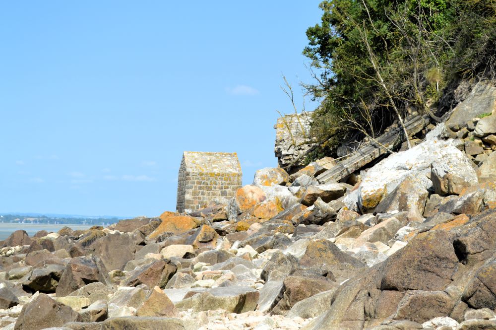 un petit édifice en granit milieu d'un éboulis de rochers