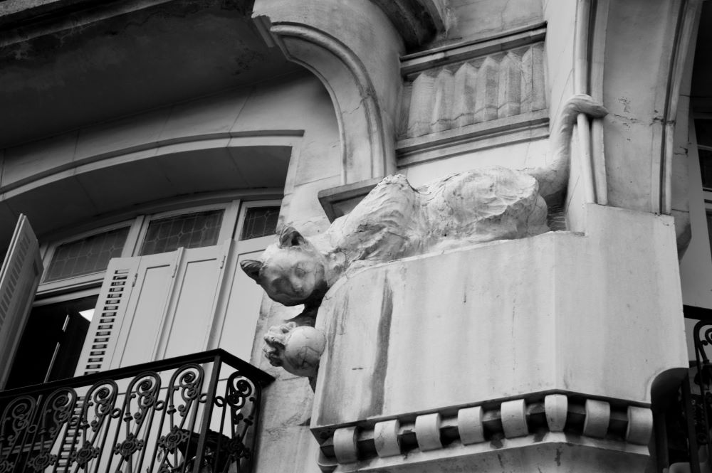 détail d'une façade représentant un chat jouant avec une balle