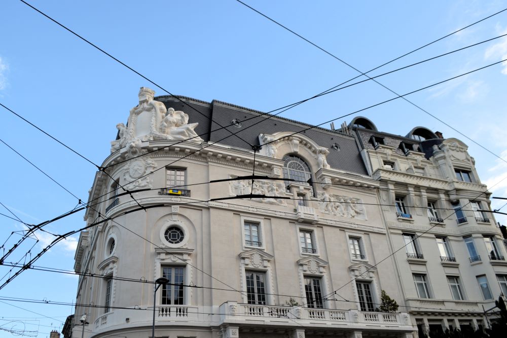 une façade du 19e siècle et des câbles de tramway