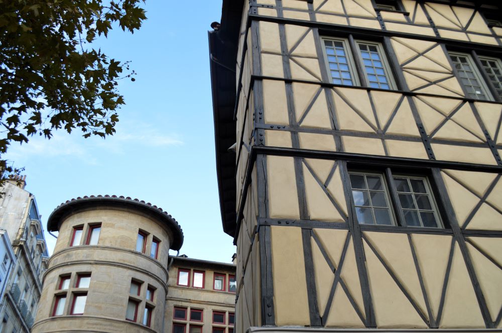 un maison à pans de bois et une maison avec une tour