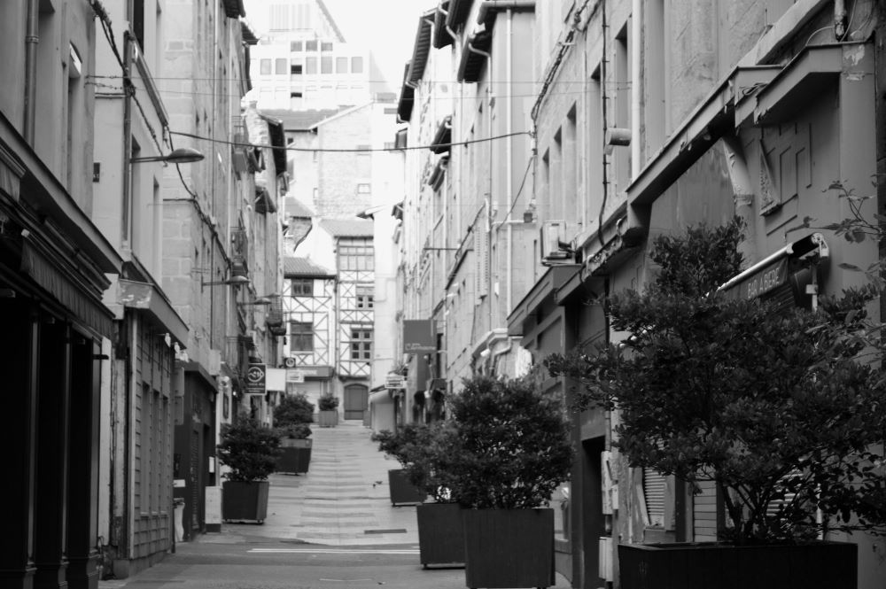 une rue en noir et blanc