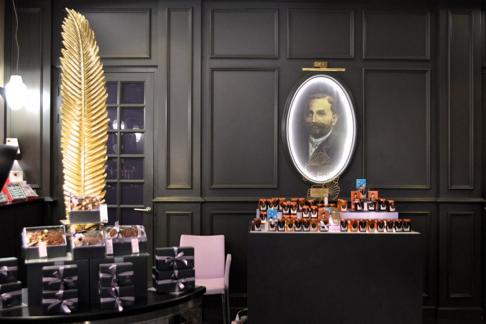 boutique de chocolats avec le portrait ancien du créateur