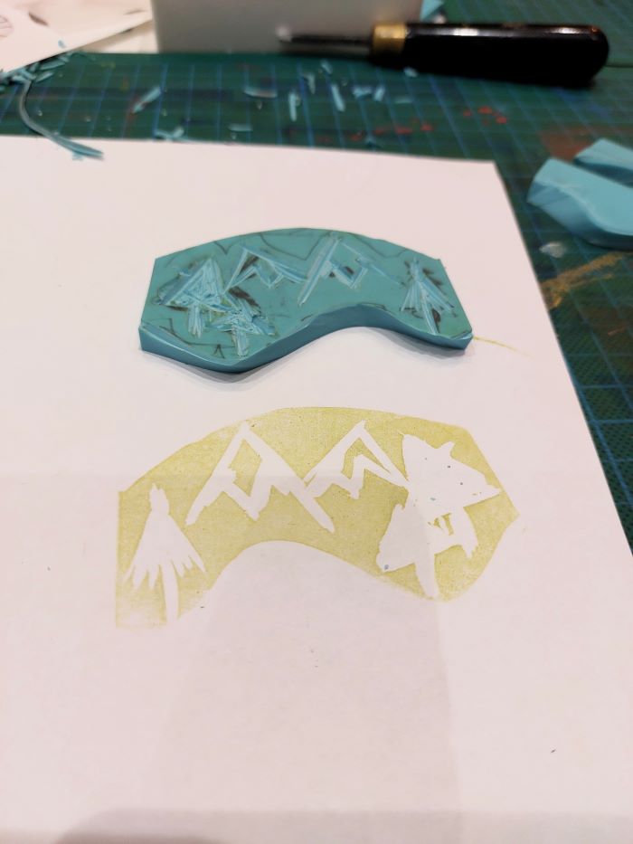 tampon avec des montagnes et des sapins stylisés