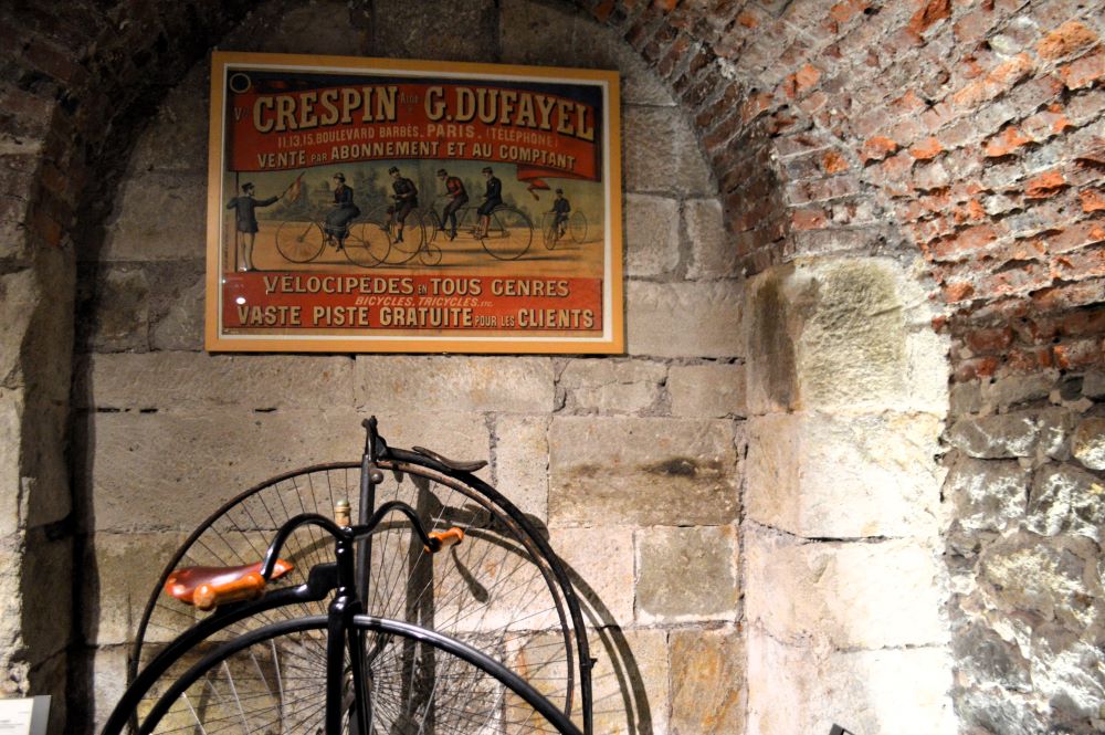 une affiche de publicité pour des cycles et un grand bi