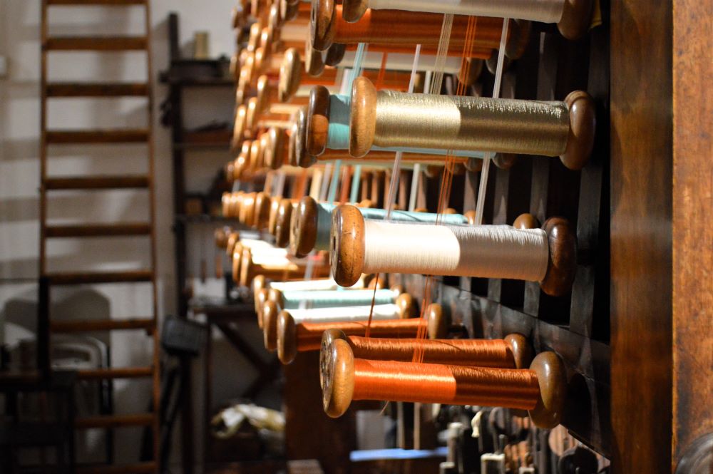 bobines de fil sur un métier à tisser