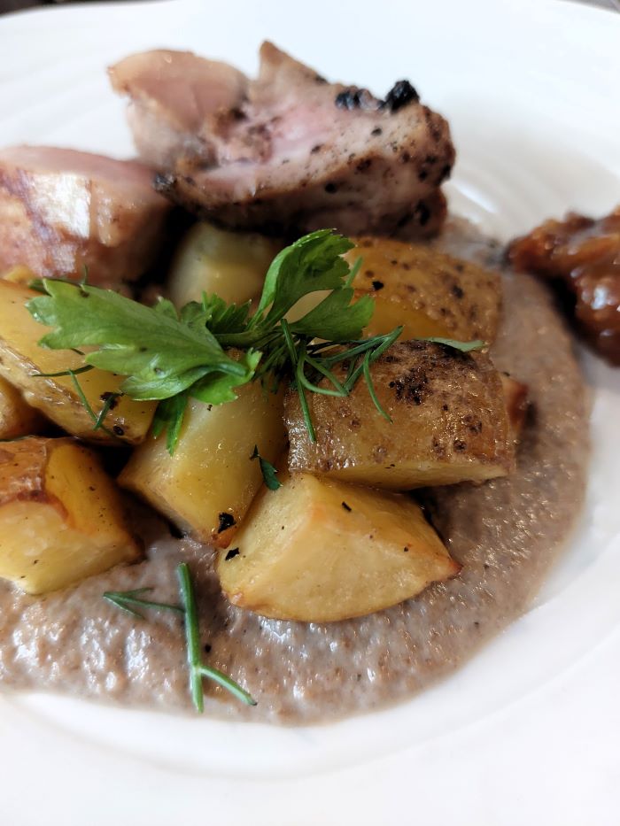 plat de viande avec des pommes de terre