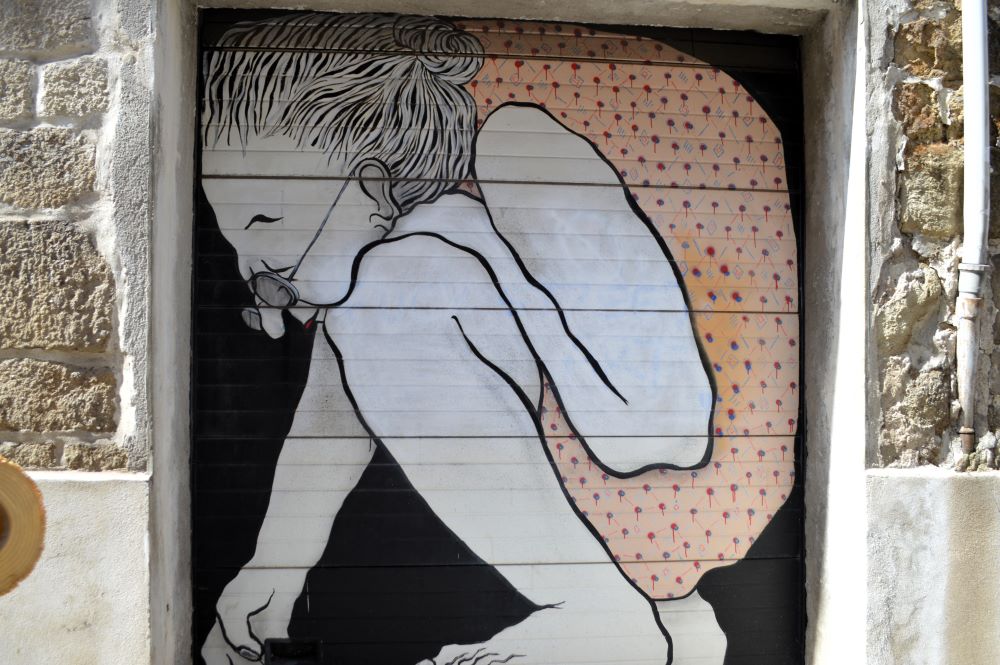 graf de Ella et Pitr représentant un personnage coincé entre les montants d'une porte