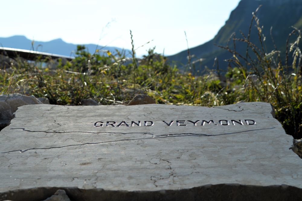 plaque gravée indiquant "grand Veymont"