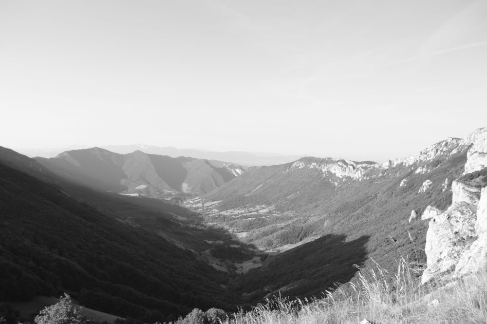 paysage de montagne en noir et blanc