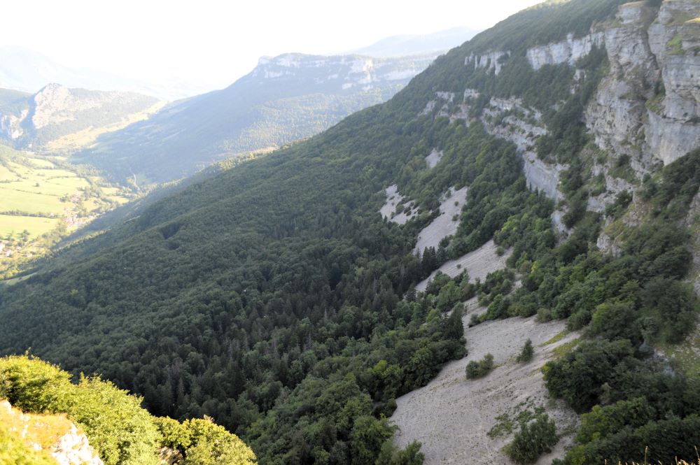 falaises dans un paysage de montagnes