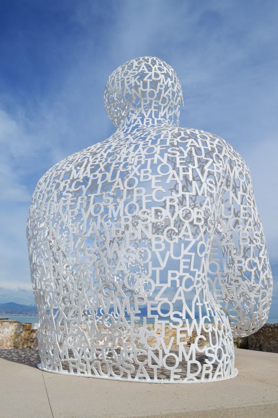Sculpture monumentale en lettres d'acier assemblées pour former une silhouette humaine 
