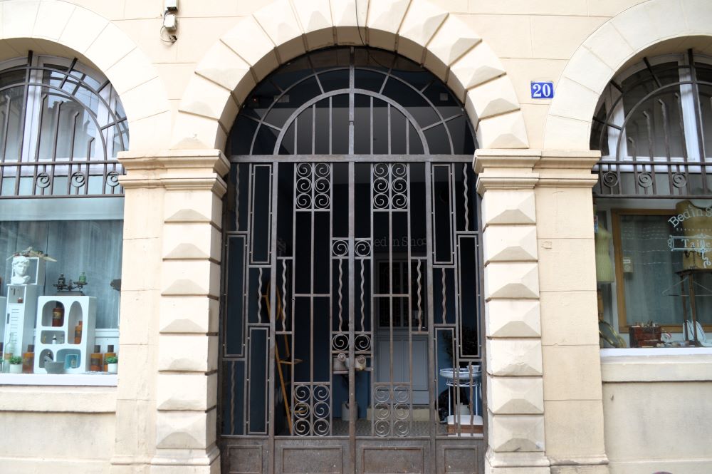 portail d'immeuble en métal forgé