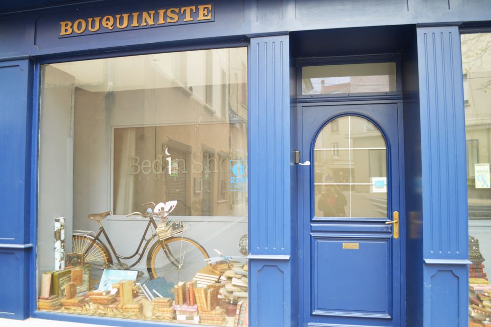 vitrine Bed in Shop vue de l'extérieur