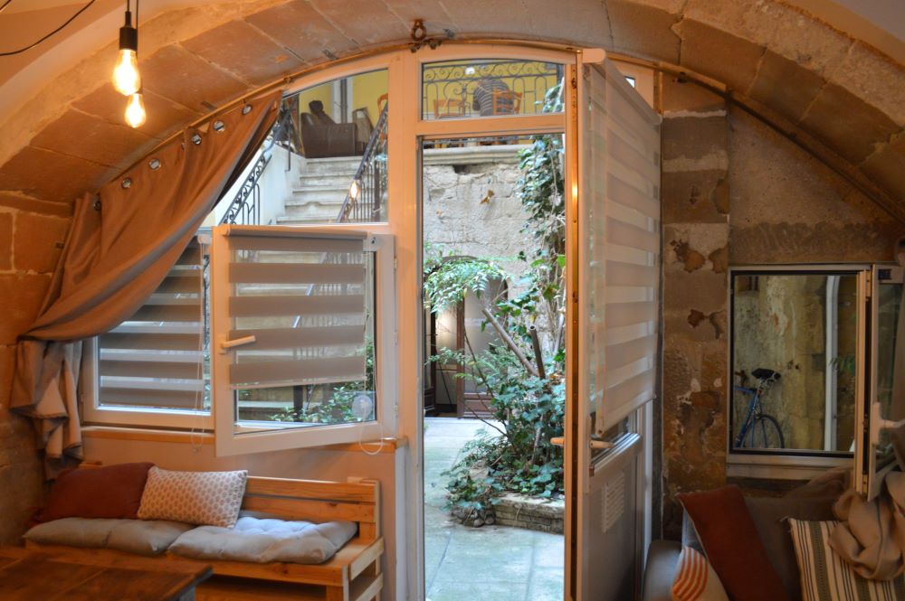 porte-fenêtre ouvrant sur une cour