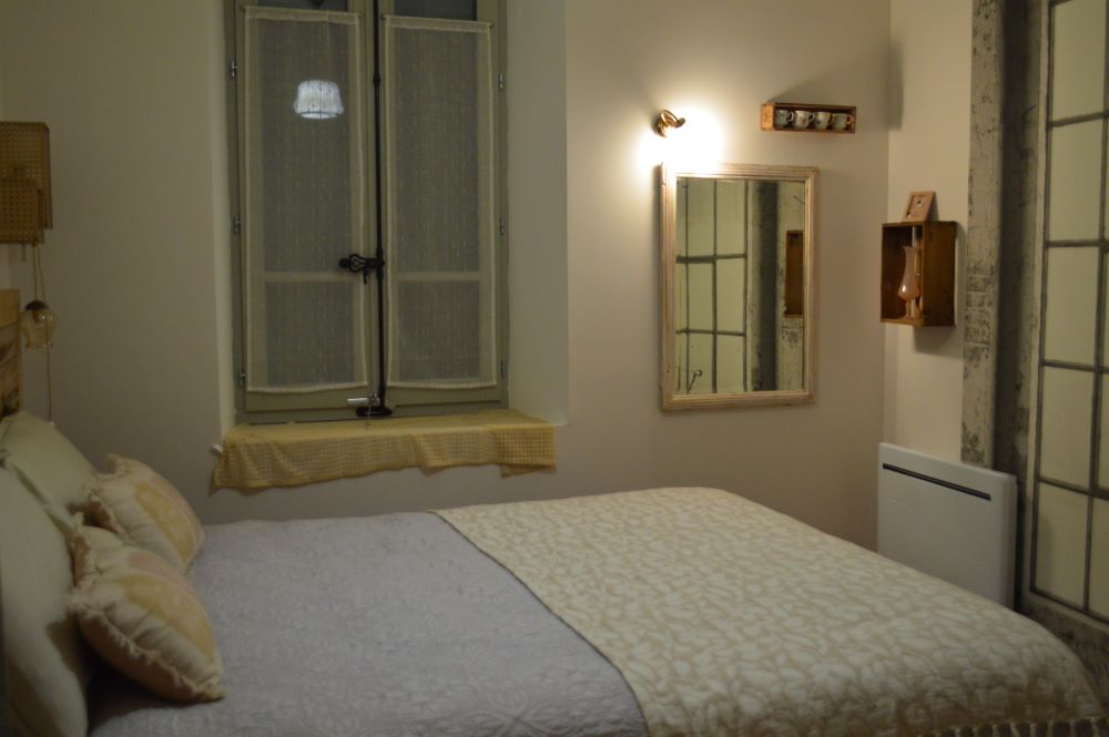 chambre avec un grand lit