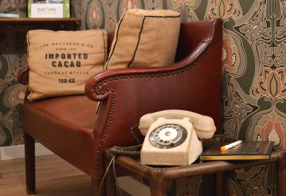 banquette et téléphone vintage