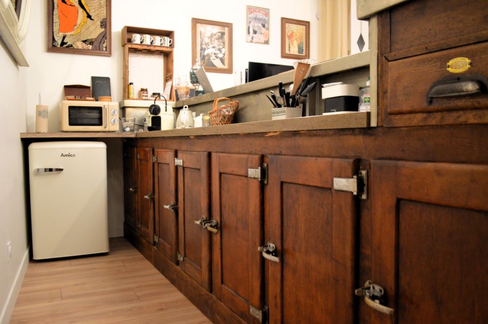 arrière d'un comptoir de bar vintage