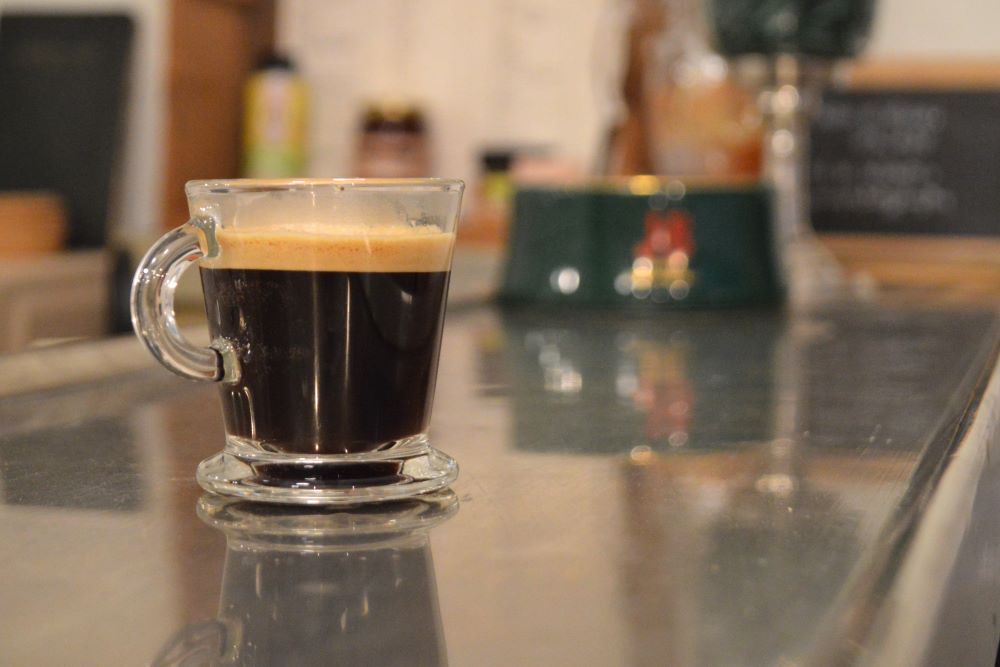 tasse de café sur un bar en zinc