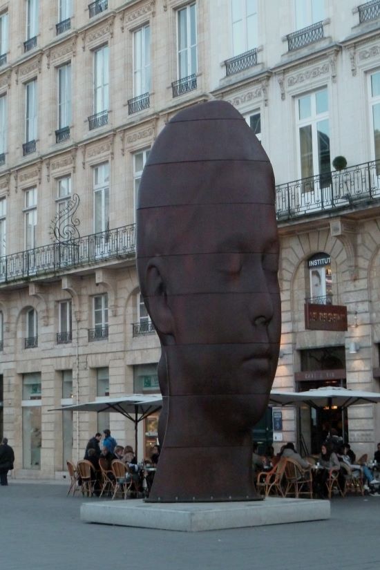 sculpture monumentale en bronze représentant un visage
