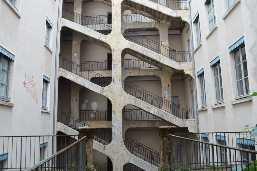 escalier extérieur d'un immeuble populaire du 19e siècle